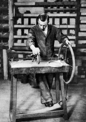 Arame sendo enrolado em molas para trava de mola, Londres, 1926-1927