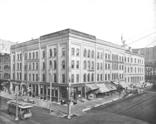 Rua de Wisconsin e Broadway, Milwaukee, Wisconsin, EUA, c1900.
