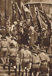 Com escoteiros em Windsor, 1937
