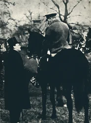 Com o rei George V em exercícios militares, 1913, 1945.