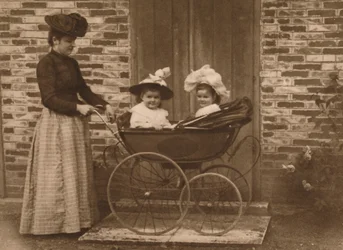 Mulher e filhos em um carrinho, 1937