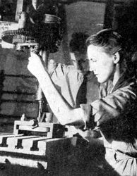 Operária de armamentos, Segunda Guerra Mundial, 1940