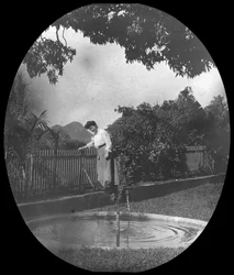 Mulher perto de um lago em um jardim, Rio de Janeiro, Brasil, final do século XIX ou início do século XX