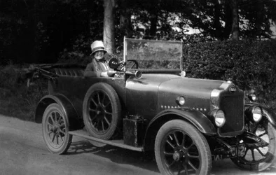 Mulher dirigindo um carro, 1930