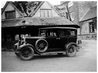 Mulher em um carro antigo, c1920s