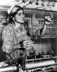 Mulher que trabalha na indústria da seda, Samarcanda, Uzbequistão, 1936