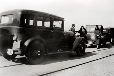 Mulheres e carros estacionados, 1930