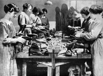 Sapateiros mulheres consertando calçados para o esforço de guerra, 1914-1918 1936