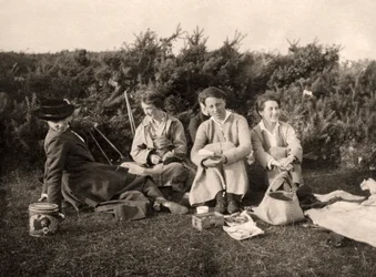 Mulheres desfrutando de um piquenique, século XX