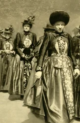 Mulheres em traje tradicional, Schruns, Vorarlberg, Áustria, c1935.