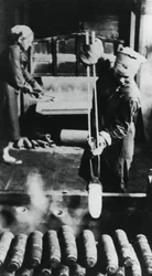 Mulheres fabricando tripas em uma fábrica russa, Segunda Guerra Mundial, 1943