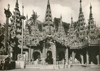 Os santuários cinzelados madeira com mosaico de vidro trabalham no pagode de Shwe Dagon, Rangoon, 1900.