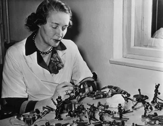 Brinquedos de madeira sendo finalizados em Viena, Áustria, com destino à América, 1952
