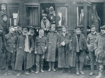 Tropas inglesas feridas a caminho de um hospital de base, c1914