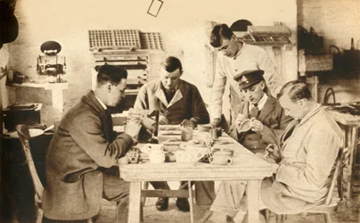 Soldados feridos na classe da cerâmica ... Devon, Primeira Guerra Mundial, 1914-1918, 1933.