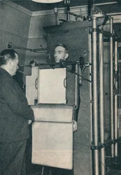Aparelho de raios X usado para o exame de casos suspeitos de doenças cardíacas ou pulmonares, c1935 c1937
