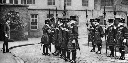 Yeomen Warders em desfile na Torre de Londres, 1926-1927
