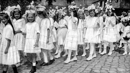 Moças em um festival da igreja, Berlim, Alemanha, 12922