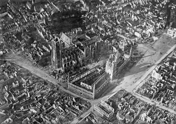 Ypres após bombardeio alemão, Primeira Guerra Mundial, 1914-1918, c1920