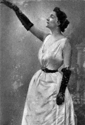 Yvette Guilbert, cantora e atriz de cabaré francês, 1913