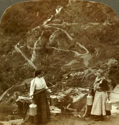 Ziguezagues da famosa estrada Grjotlid - empregadas domésticas de montanha ao longo do caminho perto de Marok, Noruega, c1905.