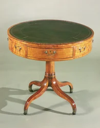 Uma pequena mesa de tambor de satinwood do Sheraton. Inglês, c.1790