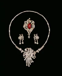 Joias com diamantes art déco: broche de diamantes com broche de baguete, broche de rolagem de rubi e diamante cabochão, brincos com pingente de diamantes