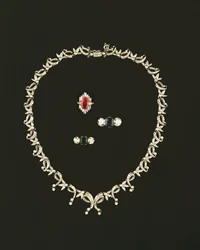 Art Deco pergaminho e colar de design de folha; anel de cachos de baguete de rubi e diamante; safira e diamante três anel de pedra; esmeralda e diamante anel de pedra de três
