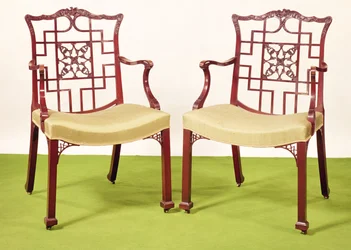 Chippendale mogno cadeiras de jantar no gosto chinês, trilhos superiores encimado por uma coroa ducal e crista griffon, c.1760