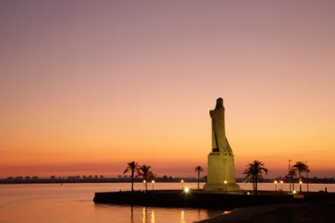 Columbus Monument esculpido por Gertrude V. Whitney em Punta del Sebo perto de Huelva, província de Huelva, a Andaluzia, Espanha do sul.