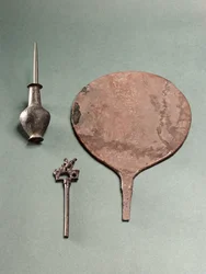 Grampo de cabelo de cobre, haste de colírio com pote e espelho, Mohenjodaro, 2300-1750 aC