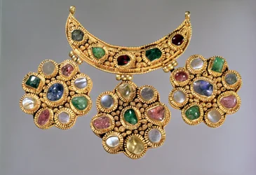 Colar em forma de crescente com pingentes com pedras semi-preciosas, Moscou, final do século XIV ou início do século XV