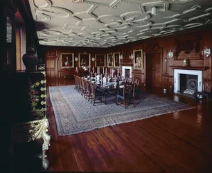 Drumlanrig Castle: sala de jantar com um retrato de William, lst Duke of Queensberry