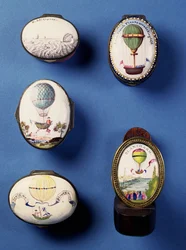 Caixas de remendo de esmalte inglês, representando balões de ar quente; rebite de espada de metal dourado peg retratando balão Blanchards cruzando o canal da Mancha, final do século XVIII