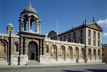 Exterior da quadra da frente do The Queens College, Oxford, construído entre 1709-34