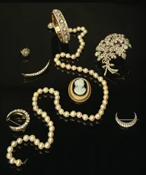Quatro broches de diamante vitorianos; cameo oval entalhado; vertente pérola cultivada