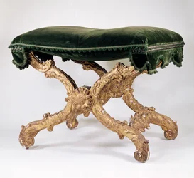 French Regency (1700-1720) Banqueta com estrutura em X, de madeira dourada com assento estofado, folhas e motivo de chama, girassol na intersecção