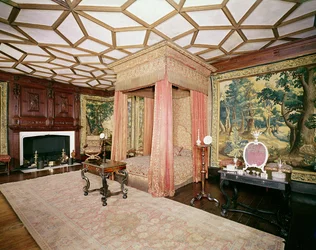 Enforcamentos e colcha de tecido de cetim vermelho e prata, do Spangled Bedroom, c.1619-20