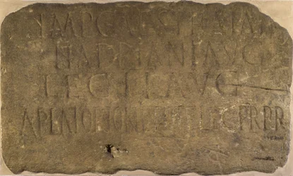 Inscrição de milecastle 38 na parede de Adriano, registrando a construção do milecastle pela 2ª Legião Augusta, 122-125 dC