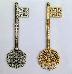 Chaves da esquerda para a direita: Cerimonial Chamberlain design incorporando Royal cypher, início do século XVIII dourado. Aço do século XVIII