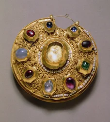 Medalhão Kolt, ouro cravejado de pérolas e jóias, cloisonne, esmalte, filigrana e granulação, Ryazan, século XII