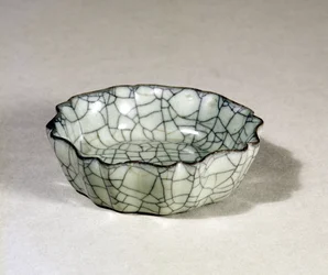 Lavadora de escova Kuan ware moldada com oito lóbulos e uma borda recortada, dinastia Sung (960-1279)