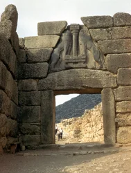 Porta dos Leões sobre a entrada do palácio de Micenas, Grécia, século XV a.C.