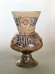 Lâmpada de mesquita, com dedicação a Shibi-Abdania Kafur ar-Rumi, meados do século XIV (vidro esmaltado)