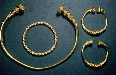 Colar e pulseiras de Waldalgesheim, meados do século IV (ouro)