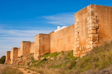 Niebla, província de Huelva, Andaluzia, sul da Espanha. Paredes que cercam a cidade.