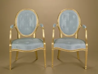Par de cadeiras de escultor douradas com encosto oval de Adam, estofadas em azul, c.1780