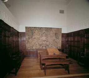 Sala de exibição com painéis no Victoria and Albert Museum