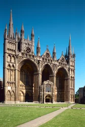 Peterborough Cathedral, Escola de Inglês, (século 13), The West Front, construído c.1200-10, Cambridgeshire, Reino Unido
