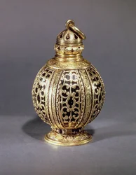 Pomander, decorada com scrollwork persas revestidas de esmalte preto, prateado-dourado, provavelmente inglês, c.1580